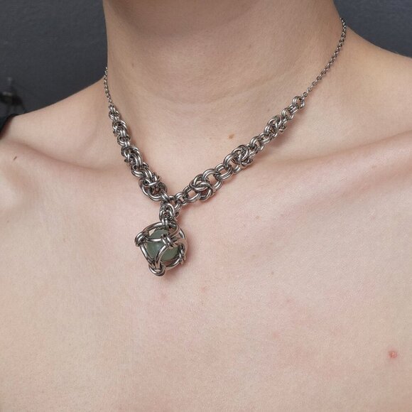 Gothic chunky silver choker necklace ✦ Green caged pearl chainmaille necklace - Picture 7 of 8